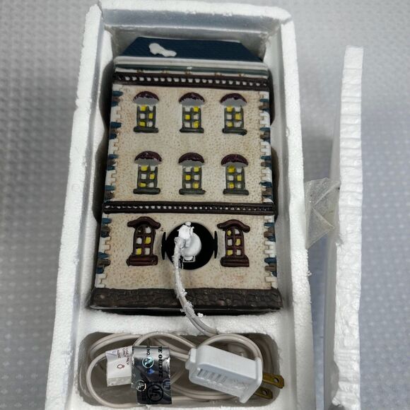 Dickens Collectibles Town Series Porcelain Lighted House "Hotel" - Picture 3 of 5